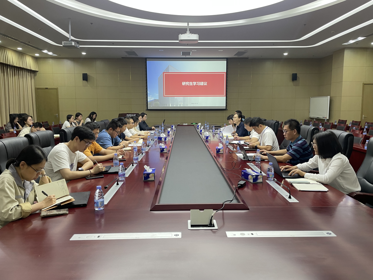有研工研院新能源事业部举办研究生2023学年秋季开学典礼暨青年人才学术交流会